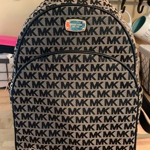 Michael Kors backpack.Good Condition. Black and Tan in color. 🖤🖤